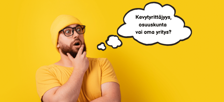 Mies, jolla on yllään keltainen paita ja silmälasit, käsi leuallaan.